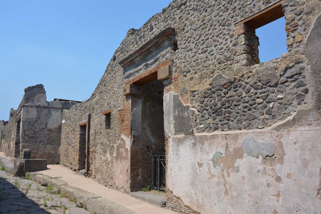 IX.7.16 Pompeii. July 2017. Looking north to entrance doorway on east side of Vicolo di Tesmo.
Foto Annette Haug, ERC Grant 681269 DÉCOR.