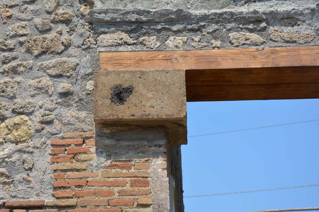 IX.7.16 Pompeii. July 2017. Square capital at top of north side of doorway.
Foto Annette Haug, ERC Grant 681269 DÉCOR.