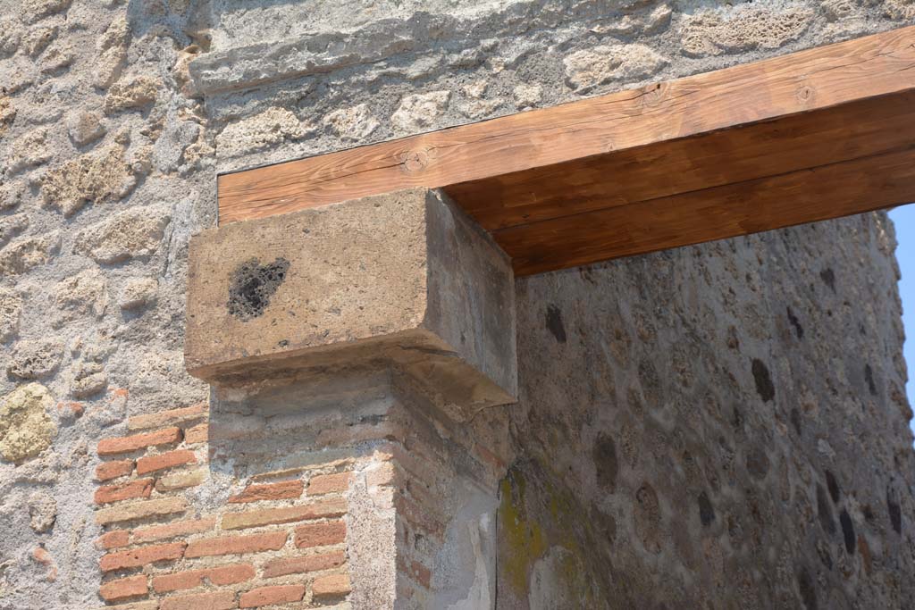 IX.7.16 Pompeii. July 2017. Looking towards upper north side of entrance doorway.
Foto Annette Haug, ERC Grant 681269 DÉCOR.