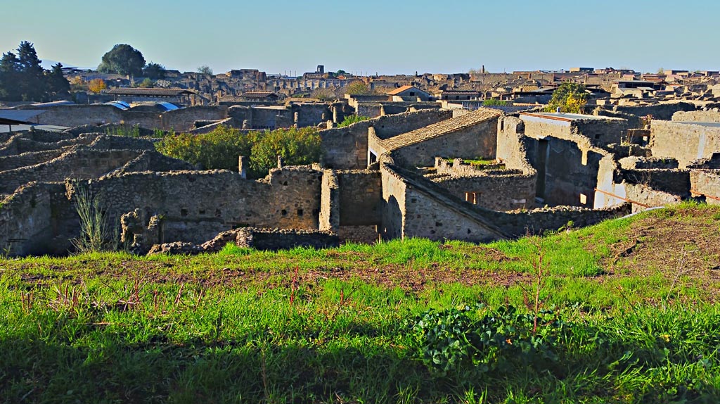 View looking west towards the Basilica in the distance, taken from above IX.7.12, towards doorway of IX.7.16, in centre.   
2017/2018/2019. Photo courtesy of Giuseppe Ciaramella.