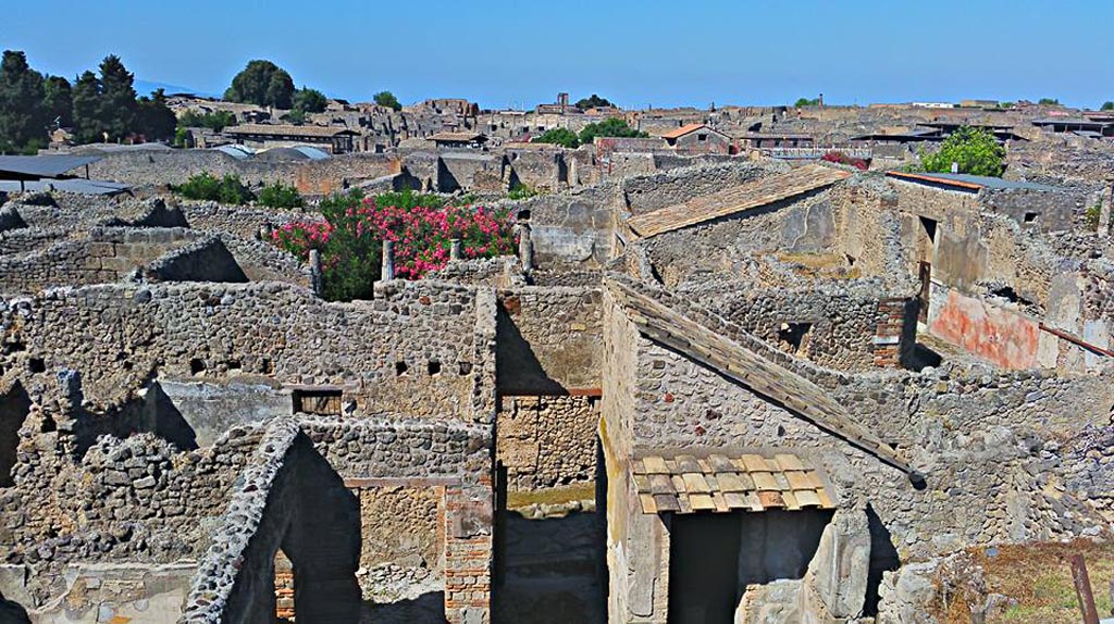 View looking west towards the Basilica in the distance, taken from Casina dell’Aquila above IX.7.12, towards doorway of IX.7.16, lower centre.   
2015/2016. Photo courtesy of Giuseppe Ciaramella.