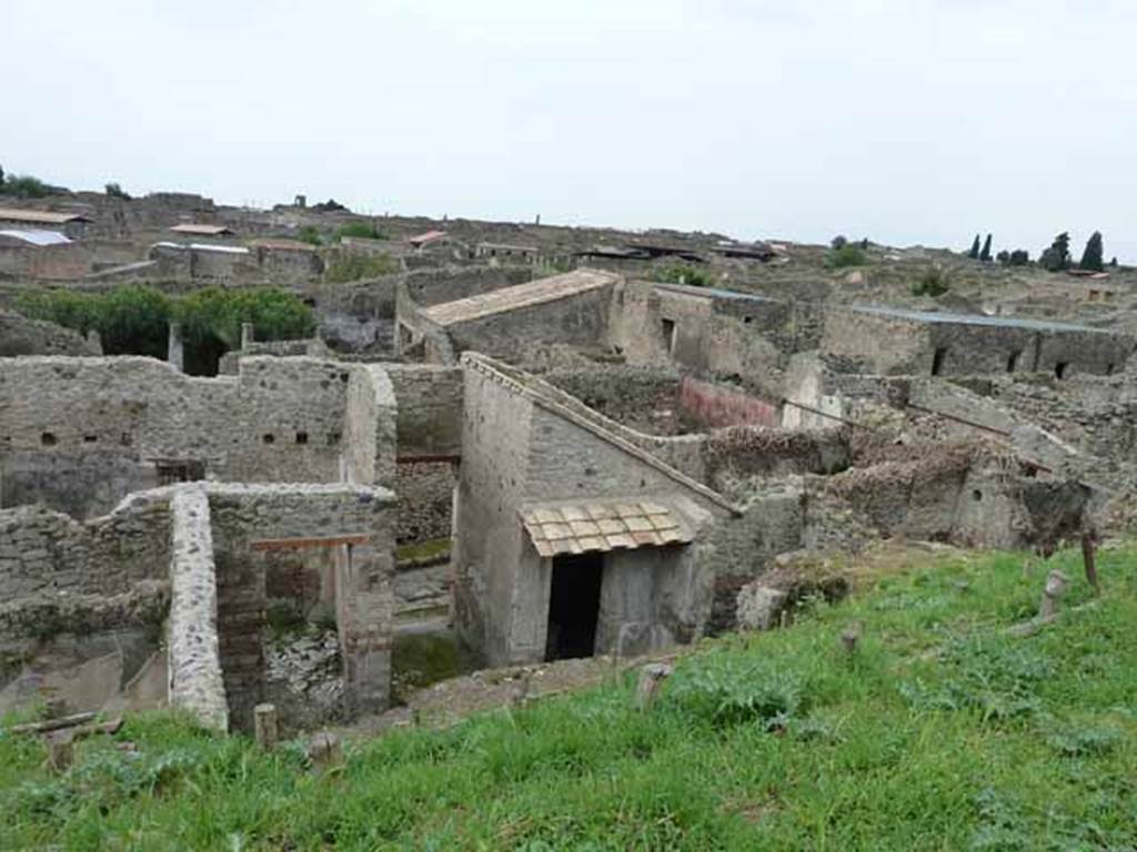 IX.7.16 Pompeii. May 2010. Looking west from Casina dell’Aquila. 
Looking towards rear of entrance between two rooms, the triclinium “c” on the left, and a cubiculum “b” on the right. 
The room 3, on the lower left of the photo, would be another cubiculum, the doorway was described as the second on the right of the atrium.