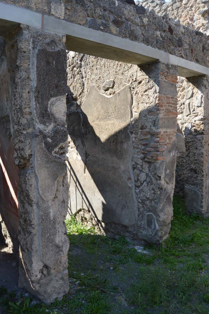 IX.7.20 Pompeii. October 2017. Looking towards north side of entrance corridor, and doorway to room “b”.
Foto Taylor Lauritsen, ERC Grant 681269 DÉCOR.