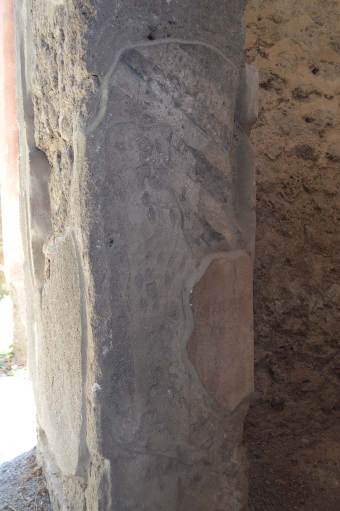 IX.7.20 Pompeii. October 2017. 
Looking towards south side of doorway to small room (f) or cupboard, with detail of plasterwork.
Foto Taylor Lauritsen, ERC Grant 681269 DÉCOR.