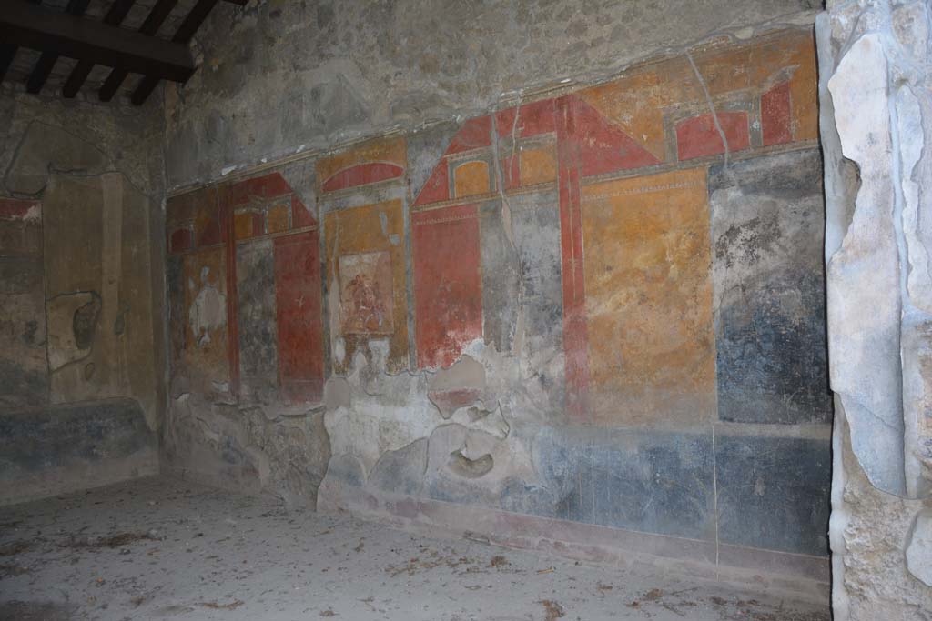 IX.7.20 Pompeii. October 2019. Large triclinium (room i), looking west through doorway from south portico. 
Foto Annette Haug, ERC Grant 681269 DÉCOR.