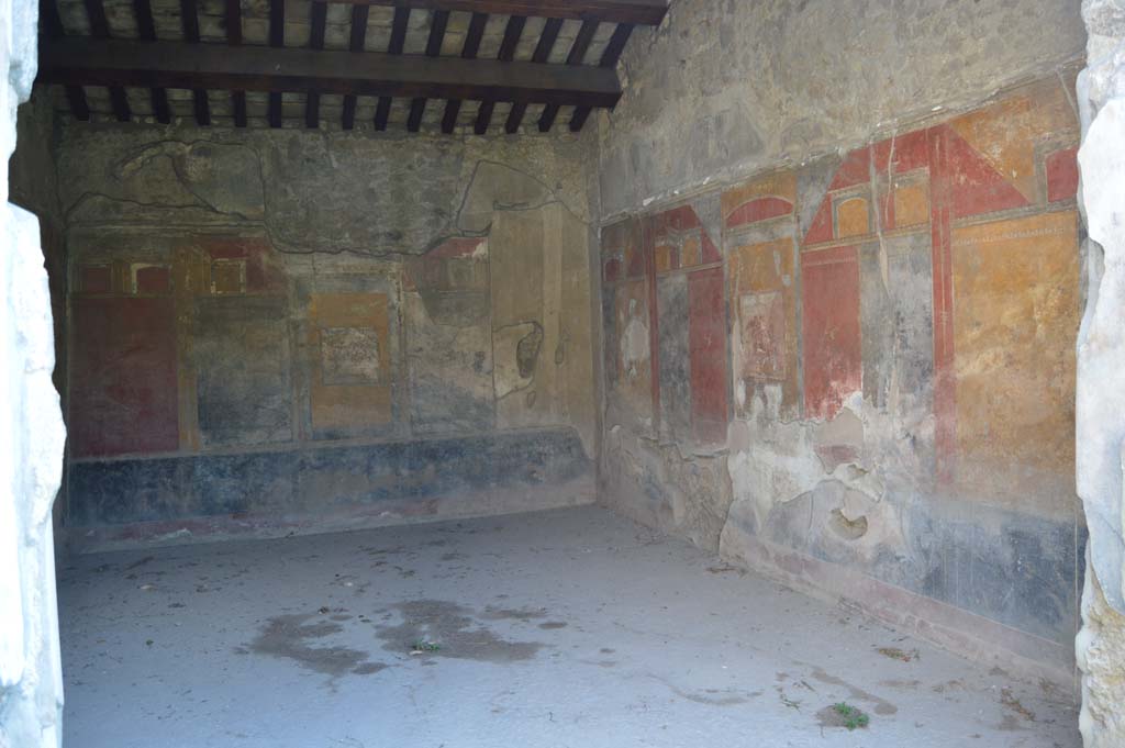 IX.7.20 Pompeii. October 2017. Looking west through doorway into large triclinium (room i) on south side of peristyle. 
Foto Taylor Lauritsen, ERC Grant 681269 DÉCOR.