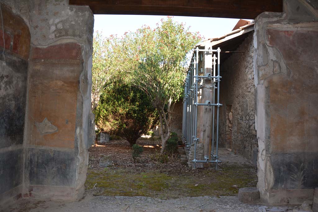 IX.7.20 Pompeii. October 2019. Large triclinium (room i), looking north through doorway onto south portico.
Foto Annette Haug, ERC Grant 681269 DÉCOR.