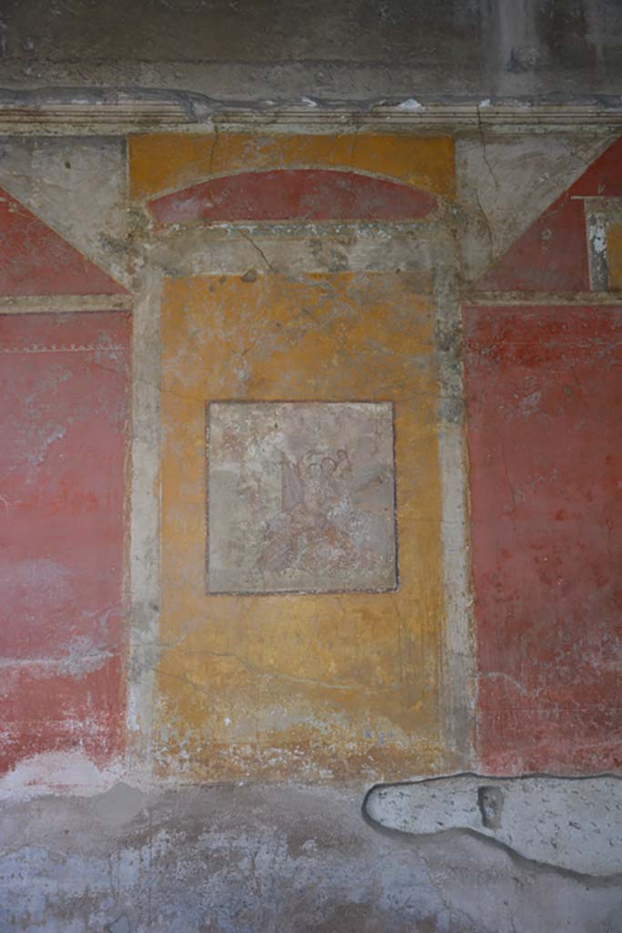 IX.7.20 Pompeii. October 2019. 
Large triclinium (room i), central panel from east wall with painting of Ares and Aphrodite or Mars and Venus, surrounded by cupids.
Foto Annette Haug, ERC Grant 681269 DÉCOR.
