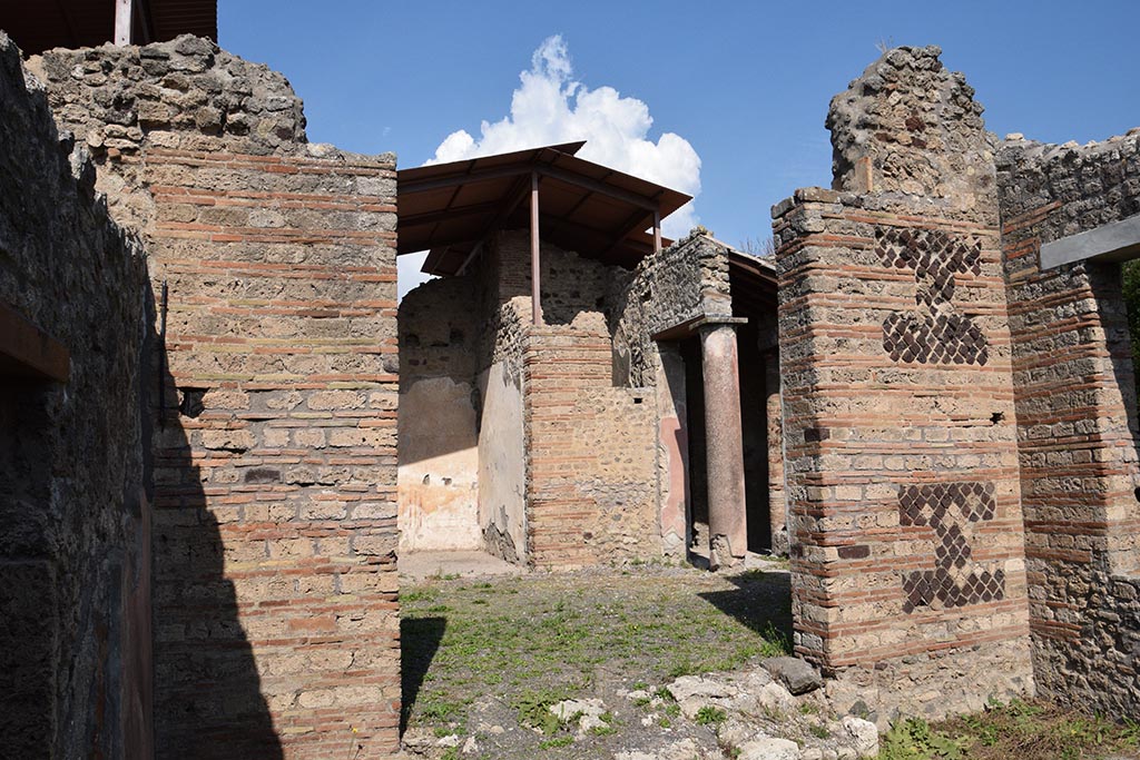 IX.7.20 Pompeii. October 2017. Looking north across atrium to ala or triclinium (room e) from large room (k).
Room (k) was possibly a workshop, with window onto west portico of peristyle. Photo courtesy of Johannes Eber.