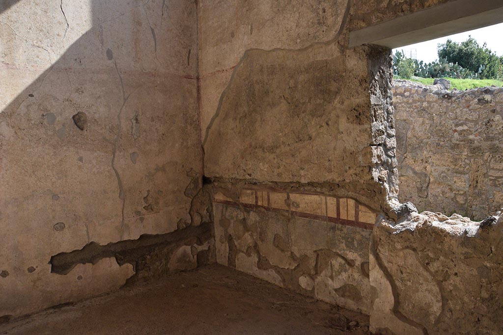 IX.7.20 Pompeii. October 2017. 
Room “s”, triclinium, looking towards south-east corner with bed recess, and with window in south wall overlooking garden area “u”. 
Photo courtesy of Johannes Eber.