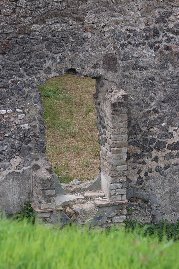 IX.7.20 or IX.7.(?) Pompeii. October 2024. 
Niche against west wall, on south side of fountain. Photo courtesy of Klaus Heese.
(Note: this has also been entered at IX.7.16).