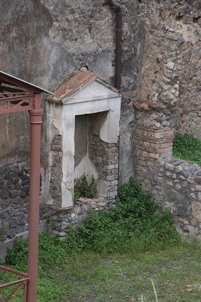 IX.7.20 or IX.7.(?) Pompeii. October 2024. 
Niche against west wall, on north side of fountain. Photo courtesy of Klaus Heese.
(Note: this has also been entered at IX.7.16).