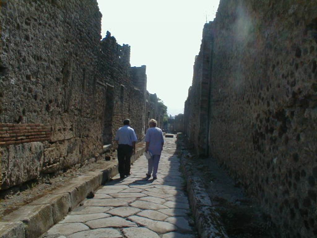 IX.7.21-20 Pompeii, on left. Vicolo di Tesmo looking south. IX.2, on right.