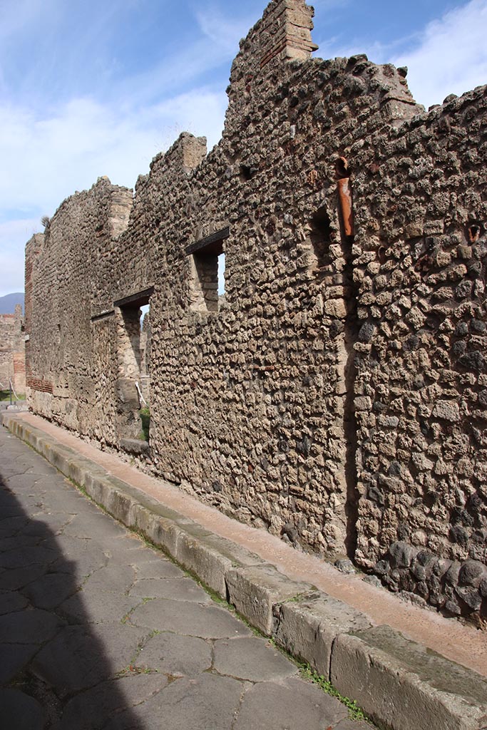 IX.7.21 Pompeii. October 2024. 
Entrance doorway on east side of Vicolo di Tesmo. Photo courtesy of Klaus Heese.