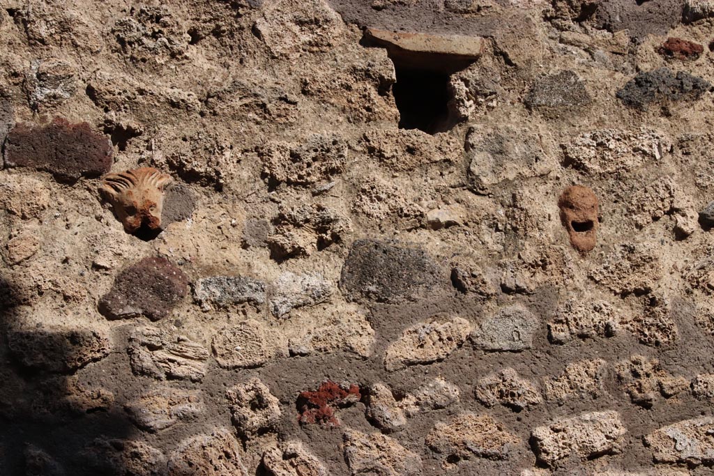 IX.7.21 Pompeii. Pompeii. October 2022. Detail of upper wall façade. Photo courtesy of Klaus Heese.