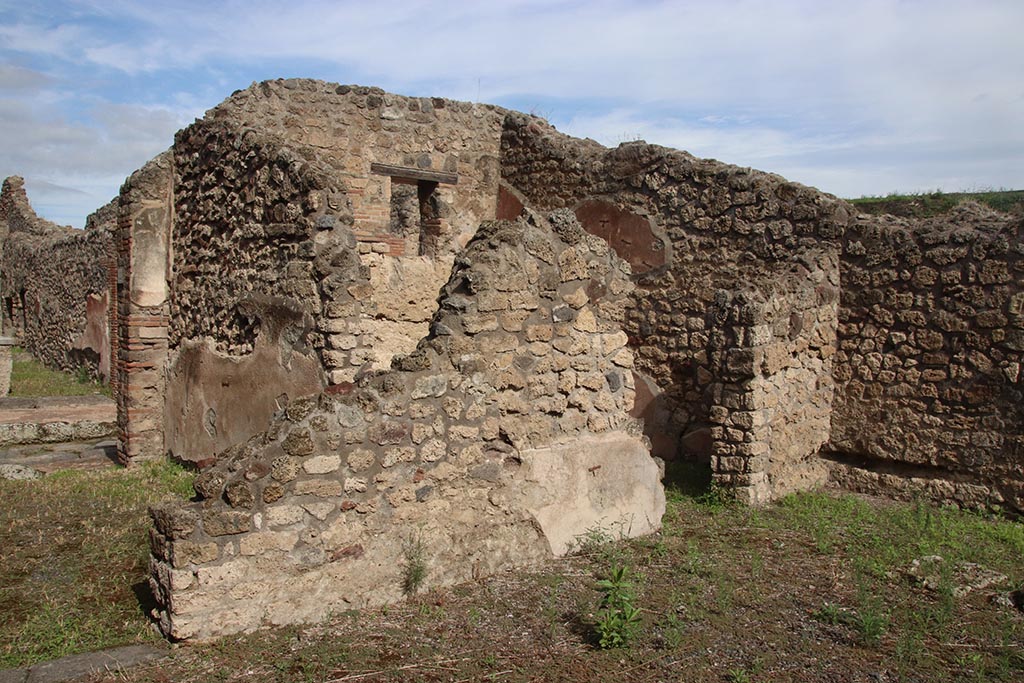 IX.7.21 Pompeii. October 2024. 
Looking north-east towards room with doorway at west end of north wall of atrium. Photo courtesy of Klaus Heese.