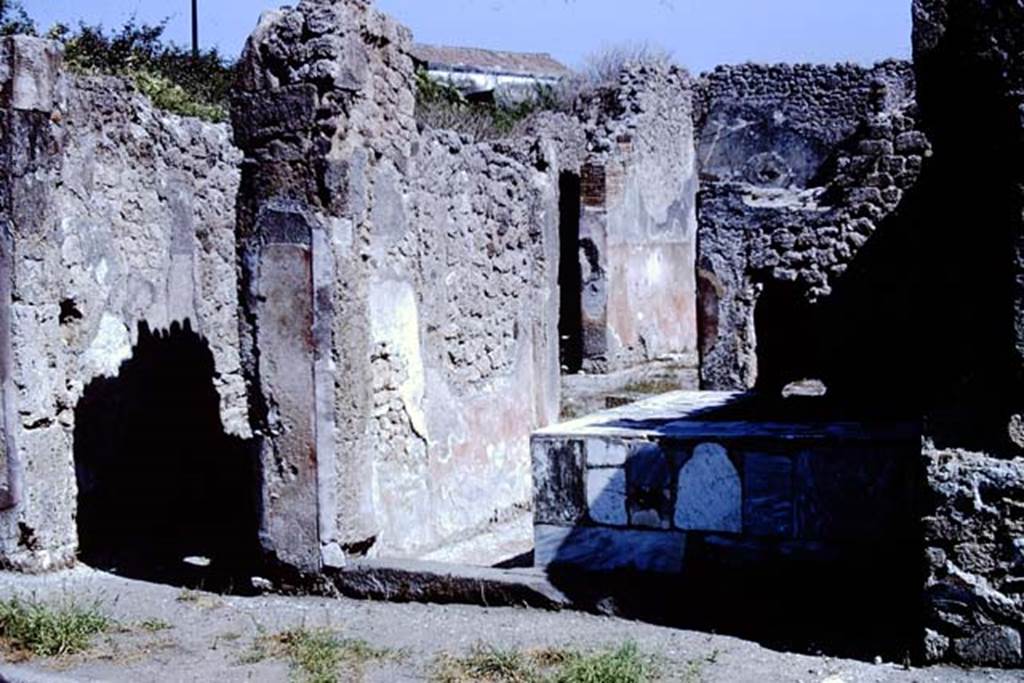 IX.7.24 Pompeii, on right. 1966. Looking towards bar-room and entrance to IX.7.25, on left. Photo by Stanley A. Jashemski.
Source: The Wilhelmina and Stanley A. Jashemski archive in the University of Maryland Library, Special Collections (See collection page) and made available under the Creative Commons Attribution-Non Commercial License v.4. See Licence and use details.
J66f0377