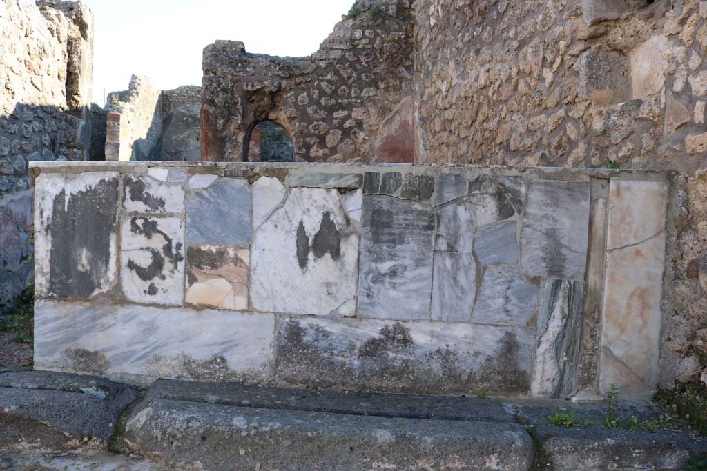 IX.7.24 Pompeii. December 2018. Detail of front of counter, looking south. Photo courtesy of Aude Durand.