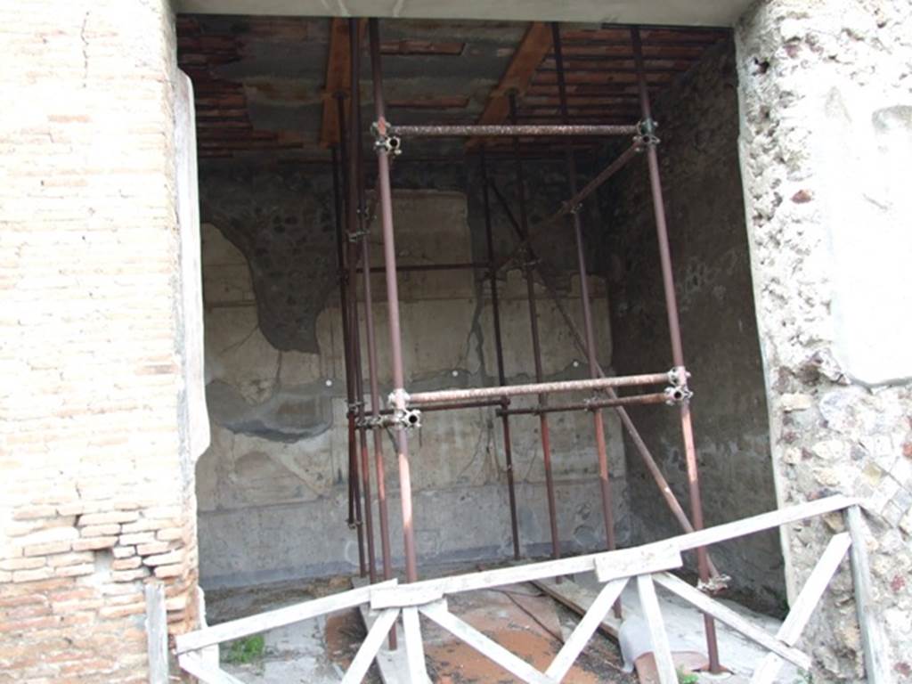 IX.8.6 Pompeii. March 2009.   Room 57,  White Triclinium on North Portico.  Looking North.