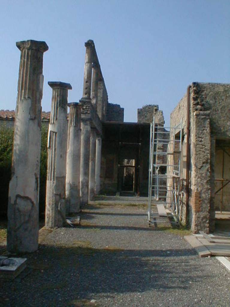IX.8.6 Pompeii. September 2004. 
North portico, looking west along north side of peristyle towards doorway to corridor 35.