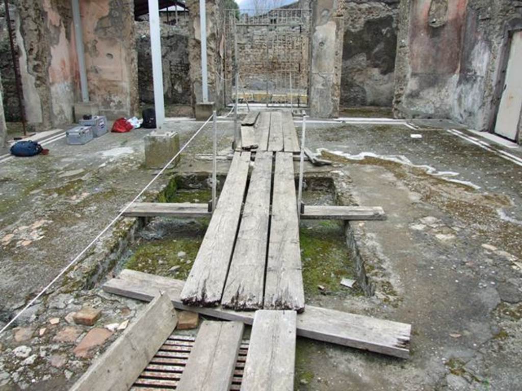 IX.8.6 Pompeii. March 2009. Atrium, looking north across impluvium towards entrance, from tablinum. According to Mau,  “it was noted that under the rear part of the right (west) side of the atrium, there was a vast cellar that stretched under the near (north) portico of the peristyle, and to which one descended by a stairs situated on the rear margin of the impluvium: an example so far unique in Pompeii”.
See Bulletino dell’Instituto di corrispondenza archaeologica, 1880, (p.124)