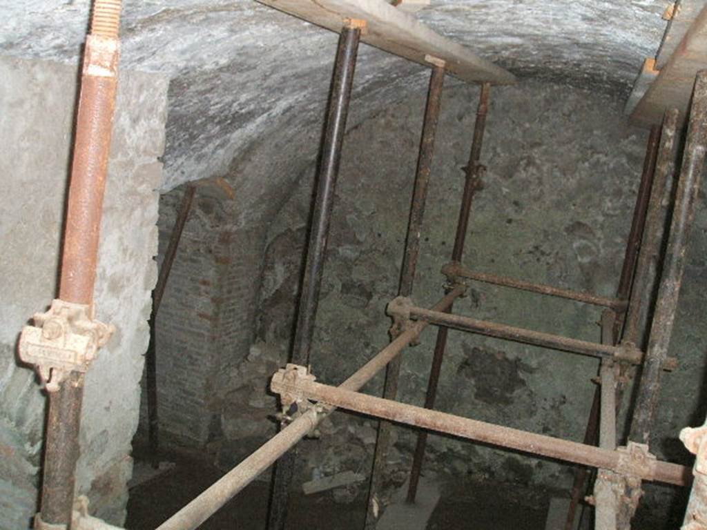 IX.8.6 Pompeii. September 2004. Cellar, or servants kitchen. This room is under the baths area, the photo was taken from Vicolo del Centenario.