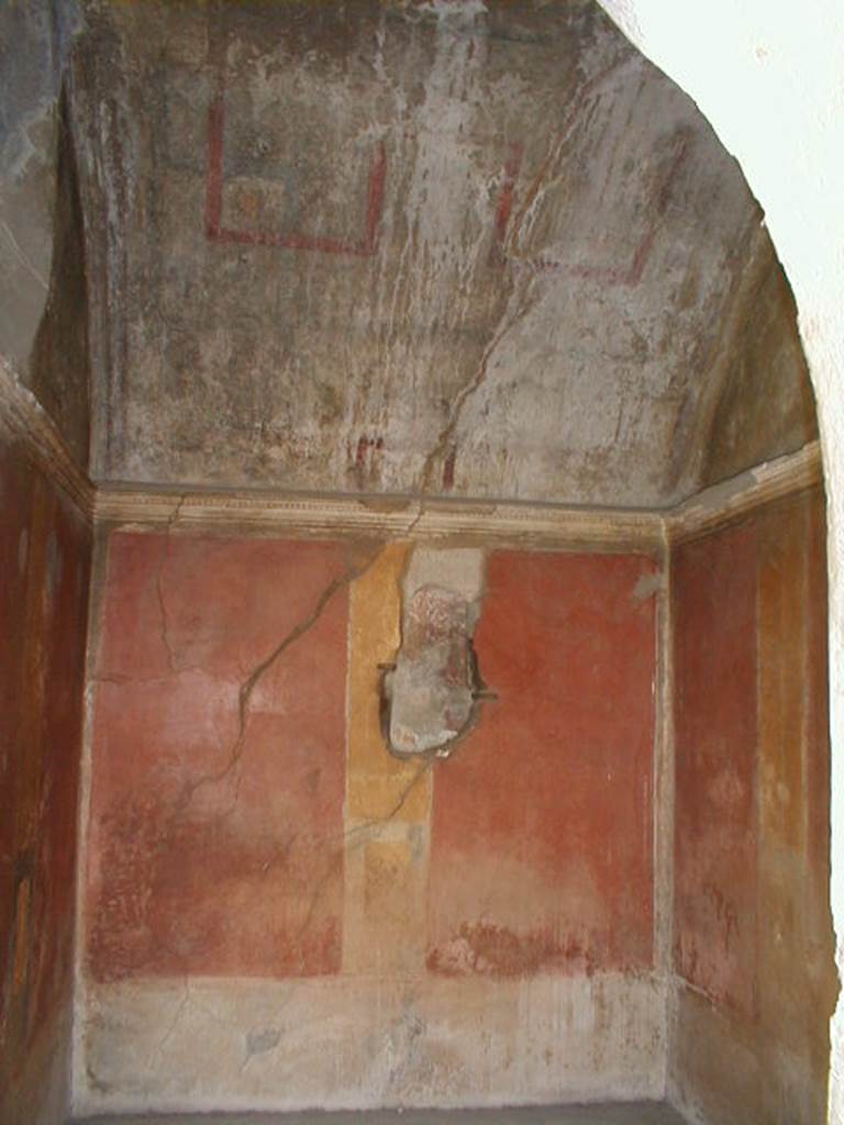 IX.8.6 Pompeii.  September 2004.  Room 33. Looking south.