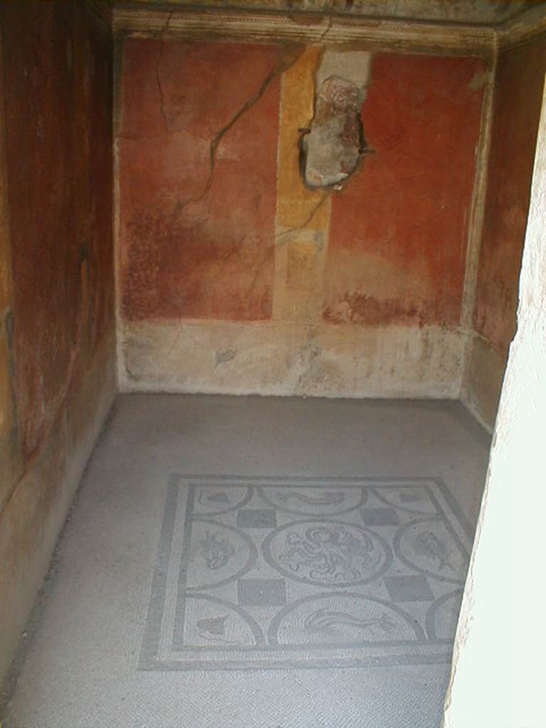 IX.8.6 Pompeii.  September 2004.  Room 33. Looking south.