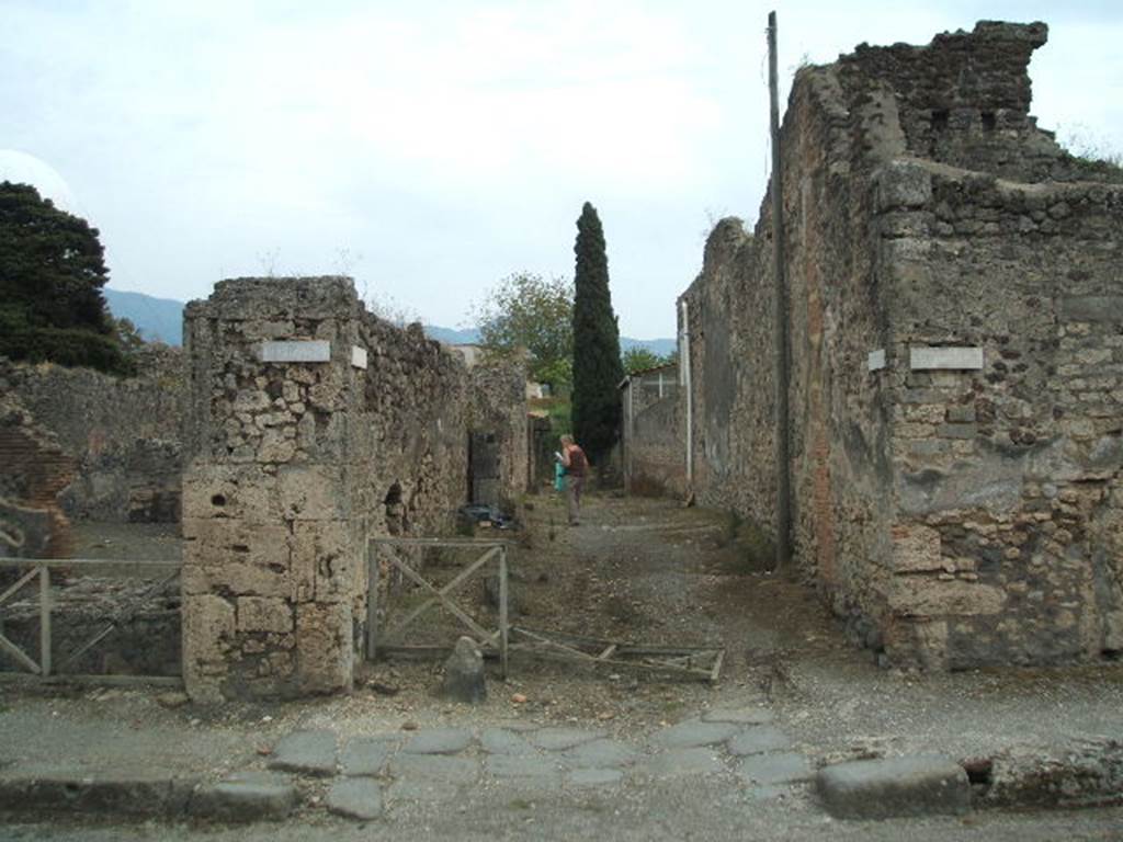 IX.9.1 Pompeii. May 2005.   Roadway between looking south             IX.8