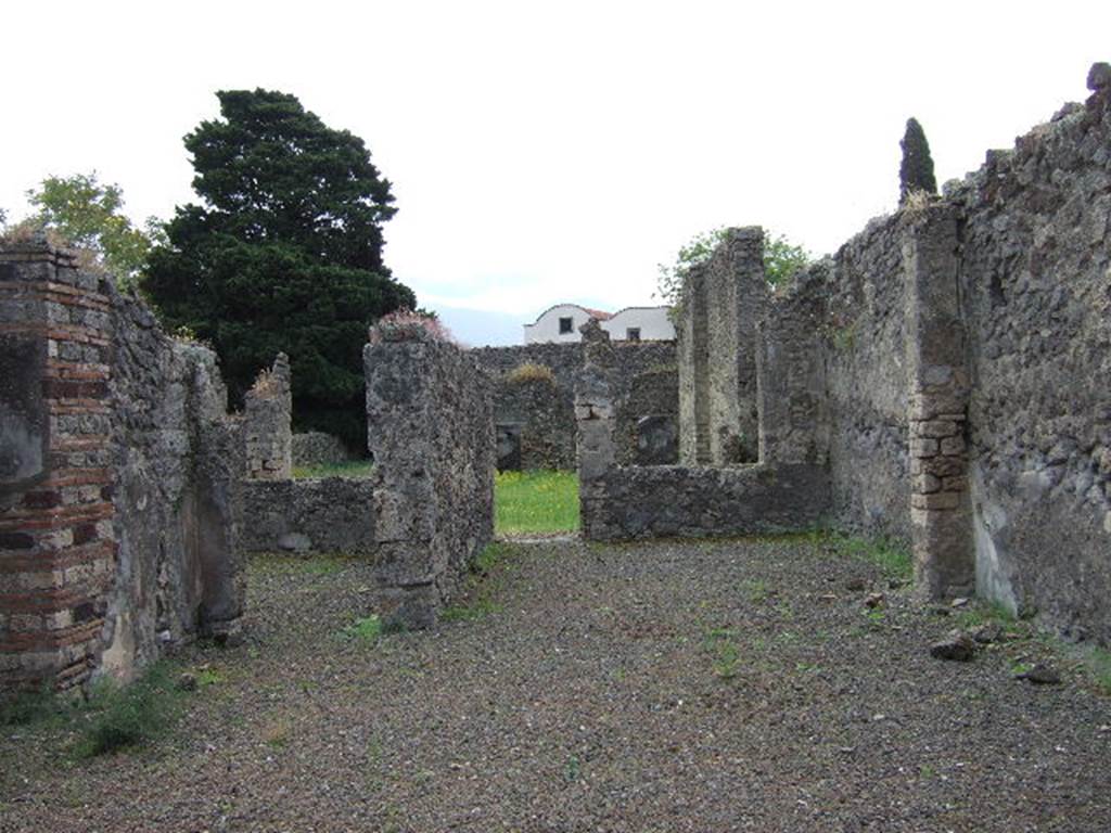 IX.9.4 Pompeii. May 2006.  Looking south across atrium “b” with doorway to garden in centre, at rear of tablinum, room ‘f’.