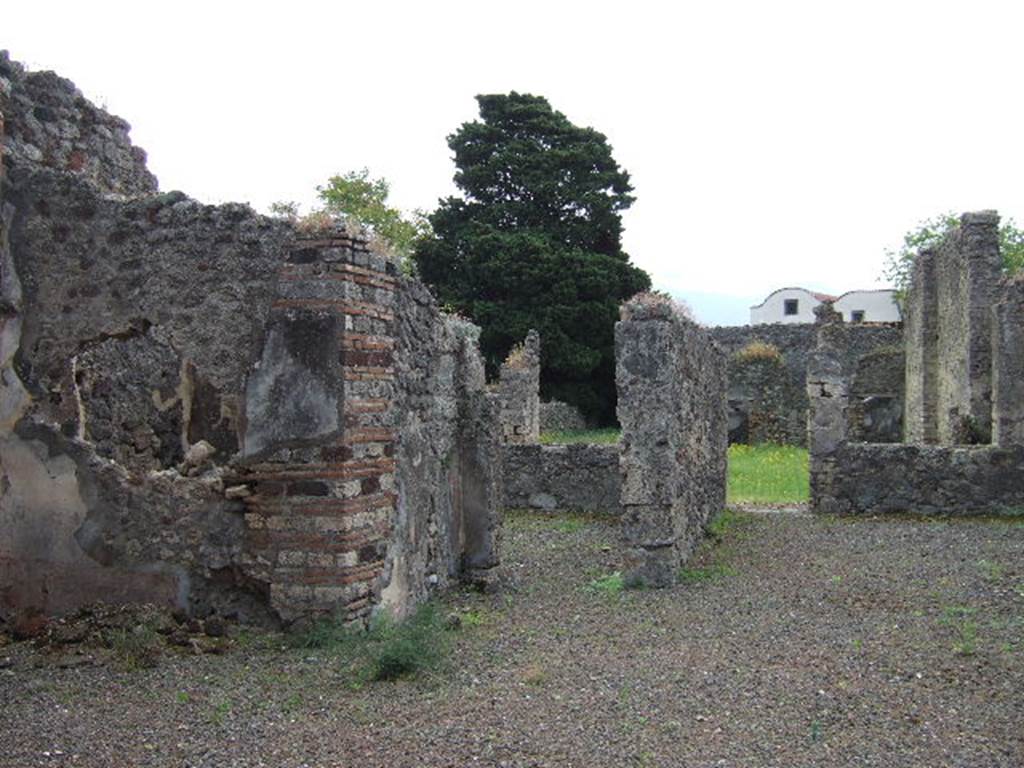 IX.9.4 Pompeii. May 2006. South-east corner of atrium, with south wall of ala, on left.
The doorway to triclinium, room ‘g’, with window onto the garden is in the centre.
The tablinum, room “f”, with window and doorway onto the garden at the rear, on the right.