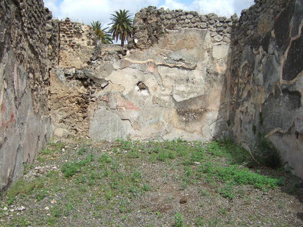 IX.9.6 Pompeii. May 2006. Triclinium on north side of portico.
