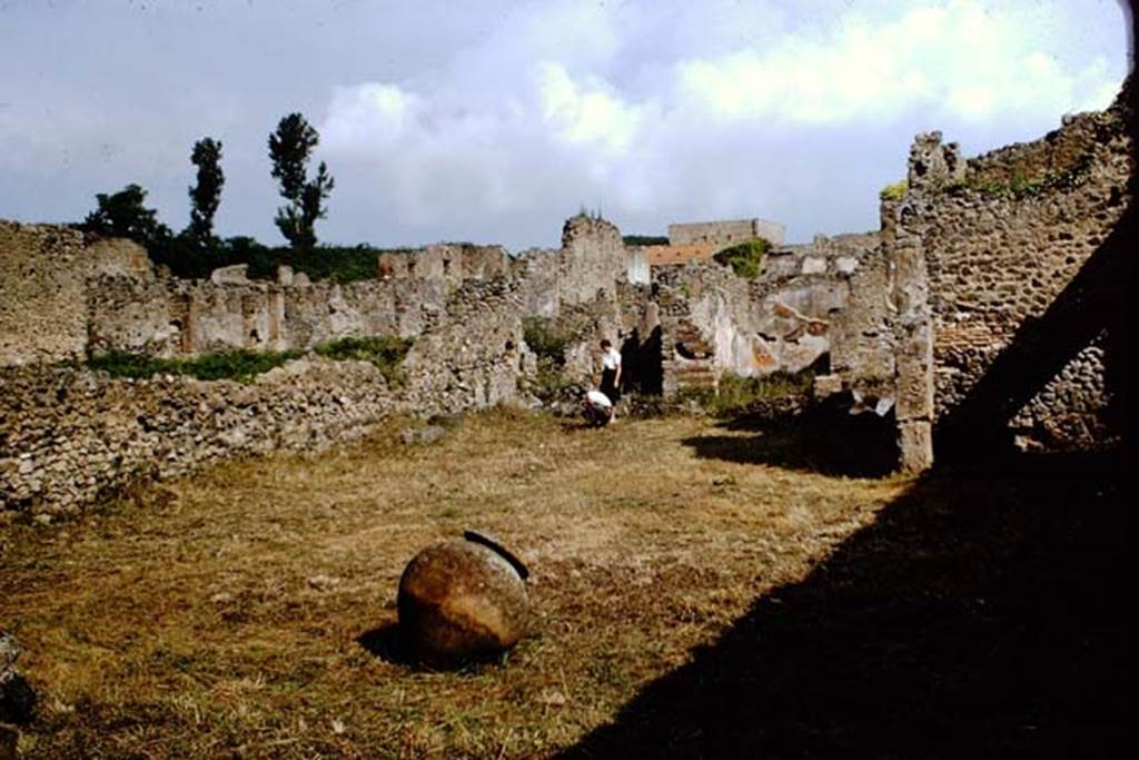 IX.9.6/10 Pompeii. 1964. Looking north-west across garden area.  Photo by Stanley A. Jashemski.
Source: The Wilhelmina and Stanley A. Jashemski archive in the University of Maryland Library, Special Collections (See collection page) and made available under the Creative Commons Attribution-Non Commercial License v.4. See Licence and use details.
J64f1241