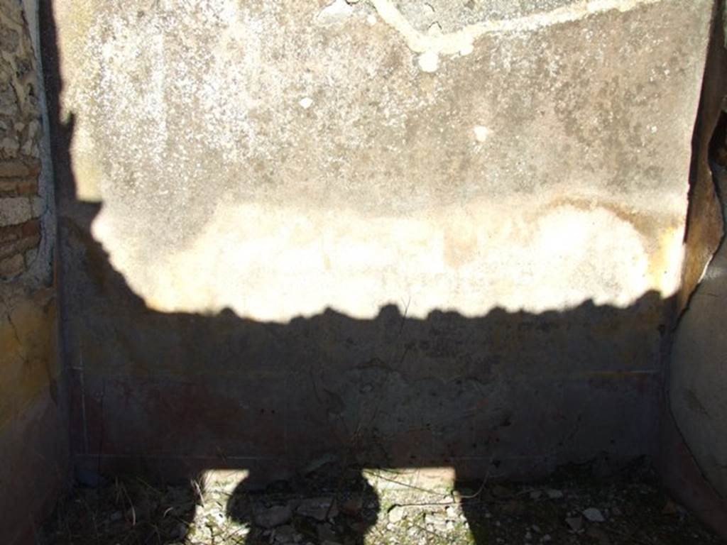 IX.9.a Pompeii. March 2009. East wall of cubiculum “i”, with remains of red dado and yellow walls.