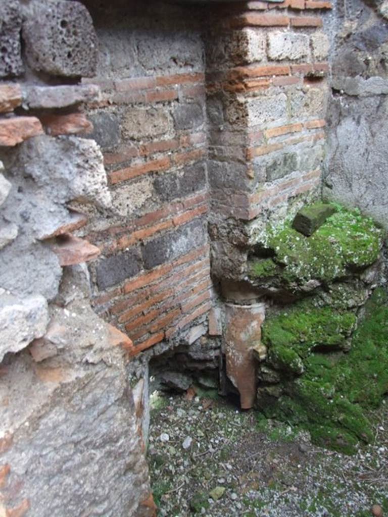 IX.9.c Pompeii. March 2009. West wall of latrine.