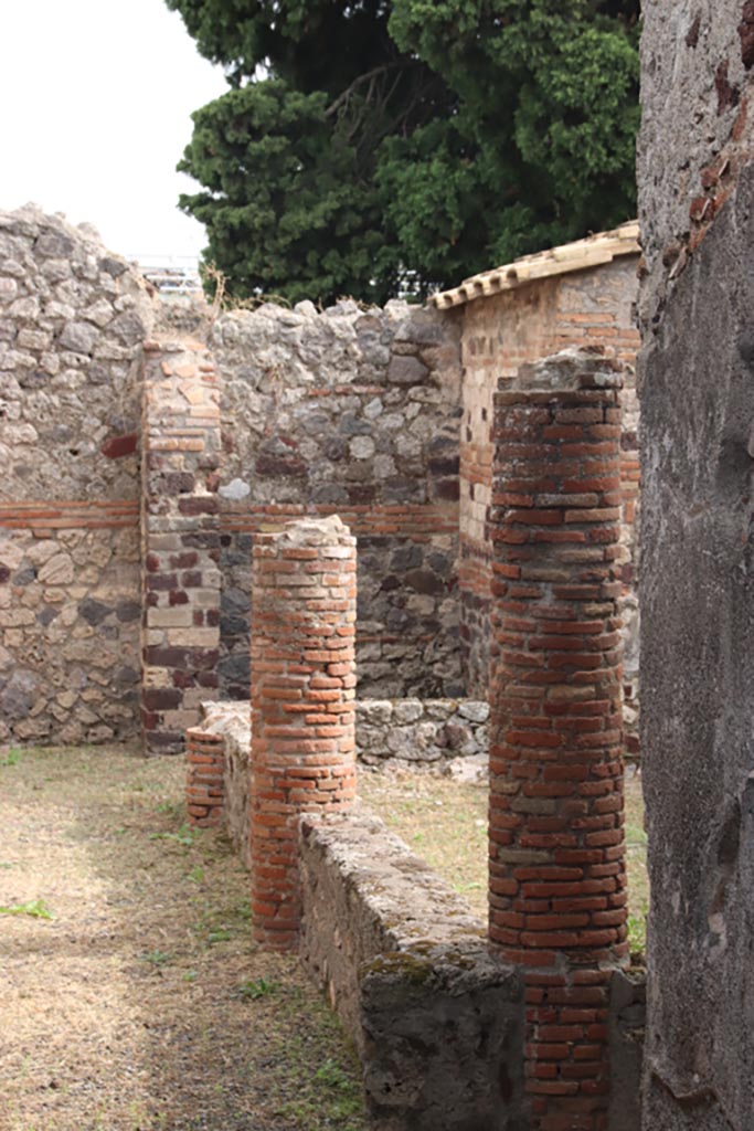 IX.9.c Pompeii. October 2023. 
Detail of columns on north portico of garden area. Photo courtesy of Klaus Heese.