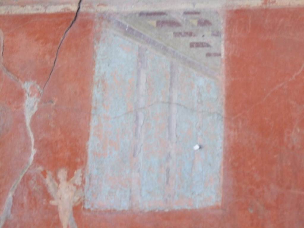 IX.9.c Pompeii. March 2009. Architectural painting from east side of upper centre of south wall of triclinium.