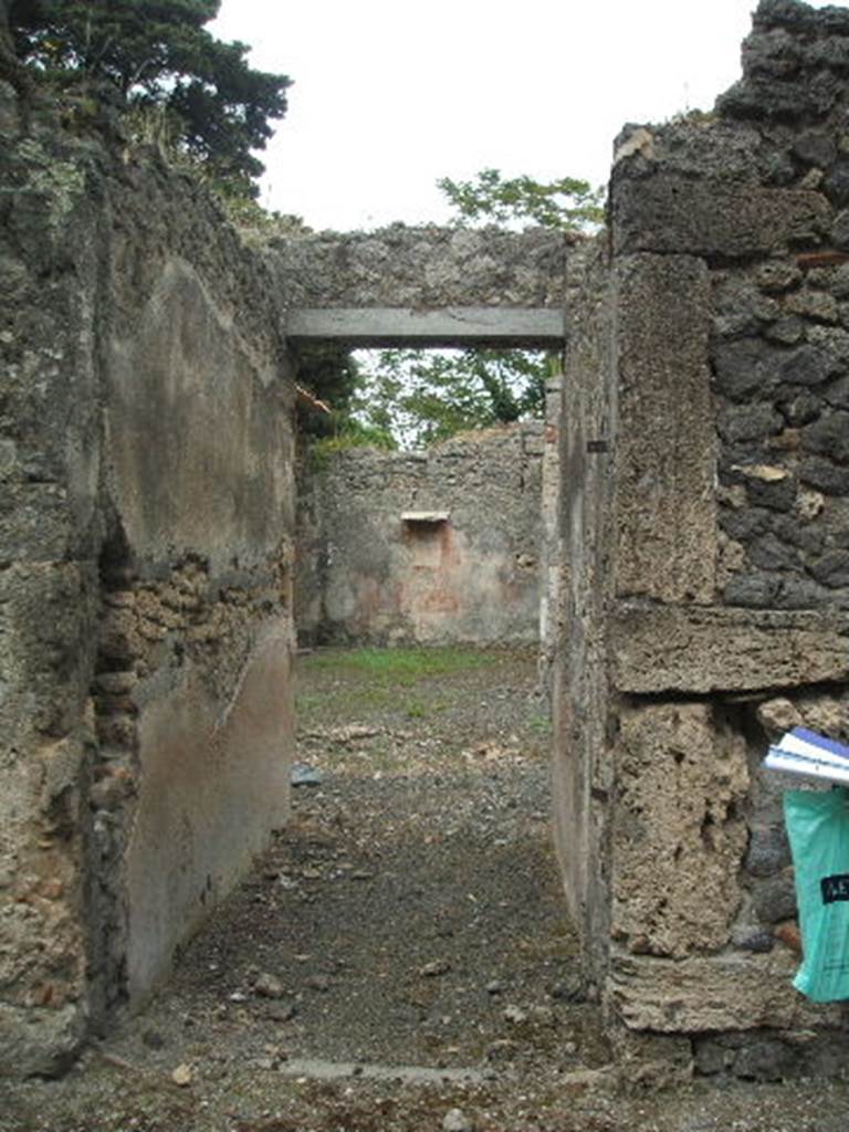 IX.9.d  Pompeii. May 2005. Entrance doorway, looking east through fauces a towards atrium b. According to NdS, when found the entrance corridor did not offer anything notable. The floor was of crushed brick (mattone pesto) spread with small pieces of coloured marble, the walls were painted red.
See Notizie degli Scavi, 1889, p.130