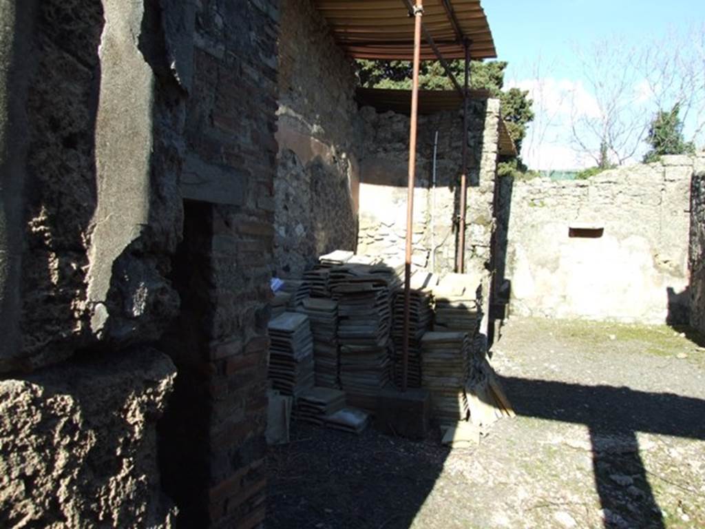 IX.9.d Pompeii. March 2009. Looking east along north side of atrium b.
According to NdS, on the west side of the atrium and precisely on the wall of the small room d, two gladiators in combat (0.36 high) were painted on a layer of plaster: 
Another pair were painted slightly higher above, but now few traces remained.
Below them, in charcoal, many vertical lines were drawn and the number ‘X’ repeated many times.
Another gladiator (0.76 high), completely armed and in the attitude of fighting, was painted on the black background of the north wall.
See Notizie degli Scavi, 1889, p.130