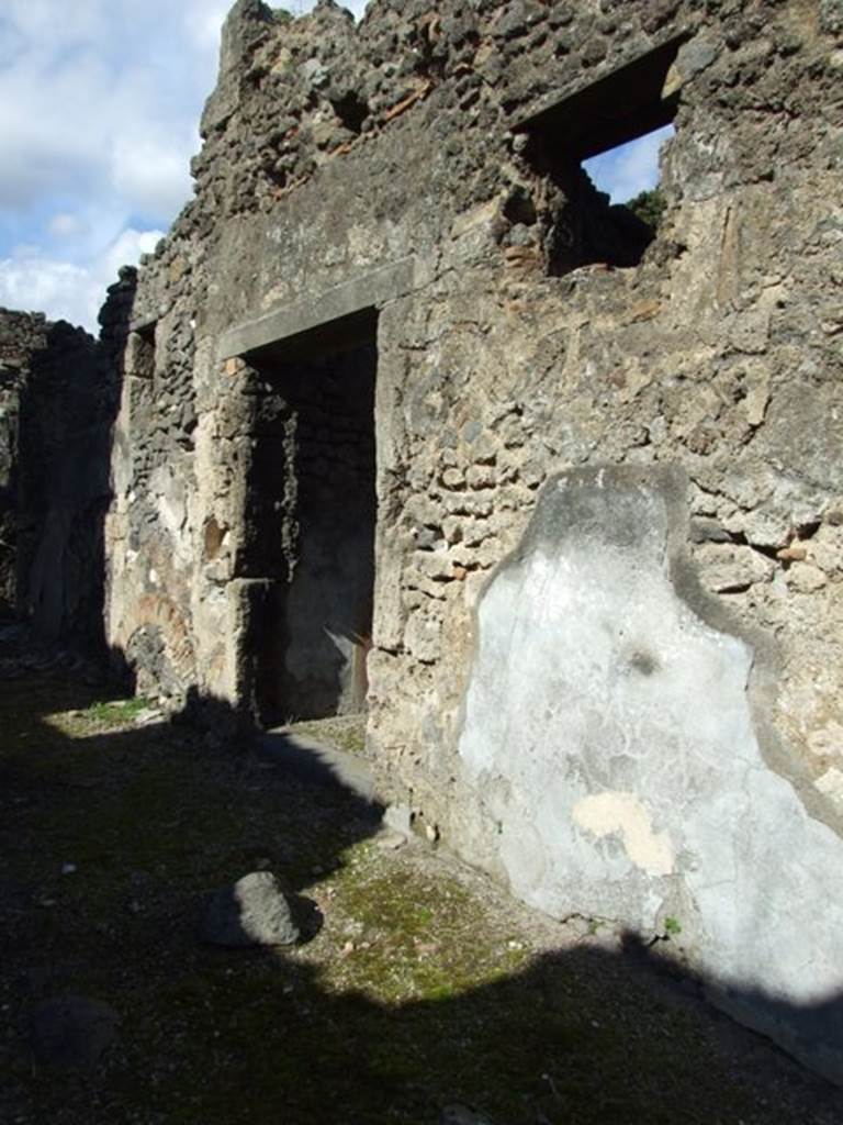 IX.9.e Pompeii. March 2009. Entrance doorway. Above the doorway, the holes for the beams and frame supporting the balcony can be seen.