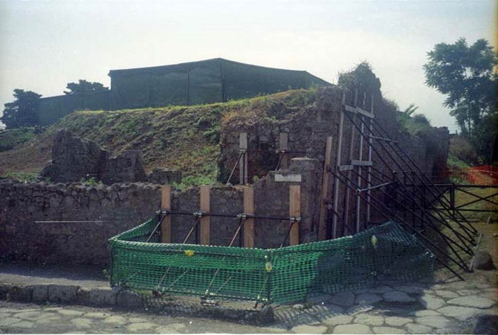 IX.10.1 Pompeii. July 2011. 
Front wall and bread making  room 4 on Via di Nola and side wall on unnamed vicolo between IX.10 and IX.9. Photo courtesy of Rick Bauer.