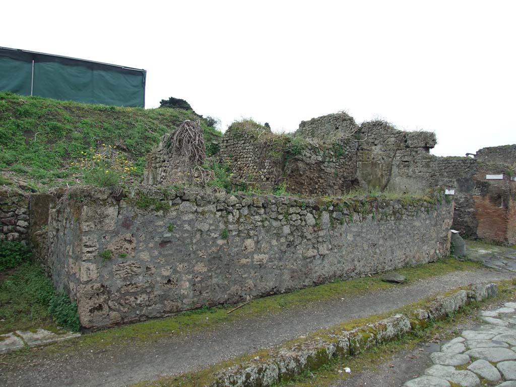 IX.10.1 Pompeii. May 2010. Wall of front façade on Via di Nola, with cubiculum 3 and breadmaking room 4 on west side of entrance.