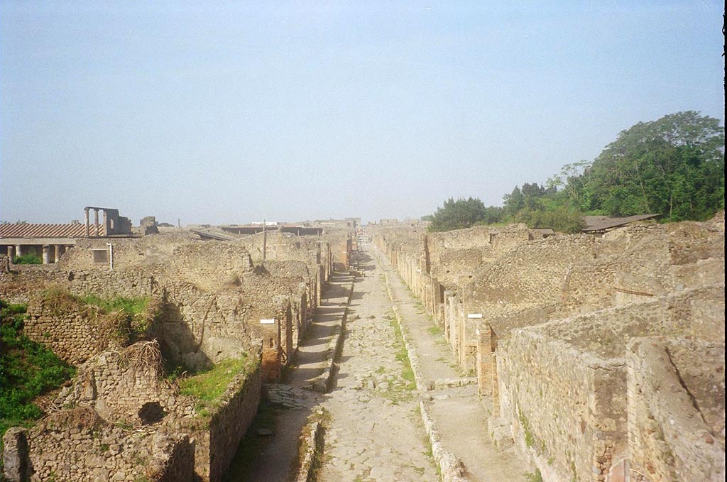 IX.10.1 Pompeii. May 2010. Looking down from above onto Via di Nola. Rooms 3 and 4 and oven 7a are partly visible.
Photo courtesy of Rick Bauer.