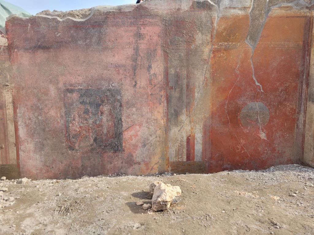 IX.10.1 Pompeii. May 2023. Cubiculum 5. South wall. Fresco of Poseidon and Amymone and medallion.
IX.10.1 Pompeii. Maggio 2023. Cubiculum 5. Parete sud. Affresco di Poseidone e Amimone e medaglione.
Photograph © Parco Archeologico di Pompei.
Vedi/See PAP : Nuovi scavi della Regio IX