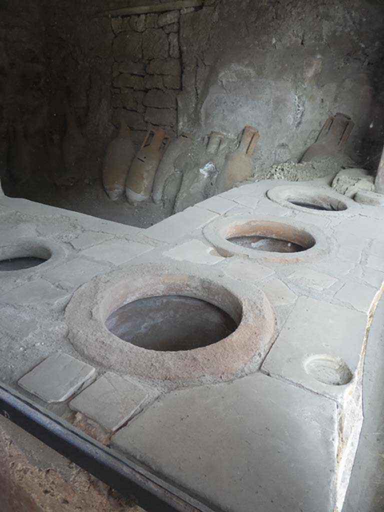 IX.11.2 Pompeii. September 2017. Looking north-east across bar-counter.
Foto Annette Haug, ERC Grant 681269 DÉCOR.