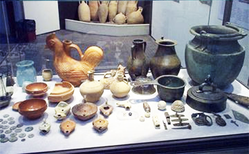 IX.11.2 Pompeii. 2005. Museum display case containing items from thermopolium.