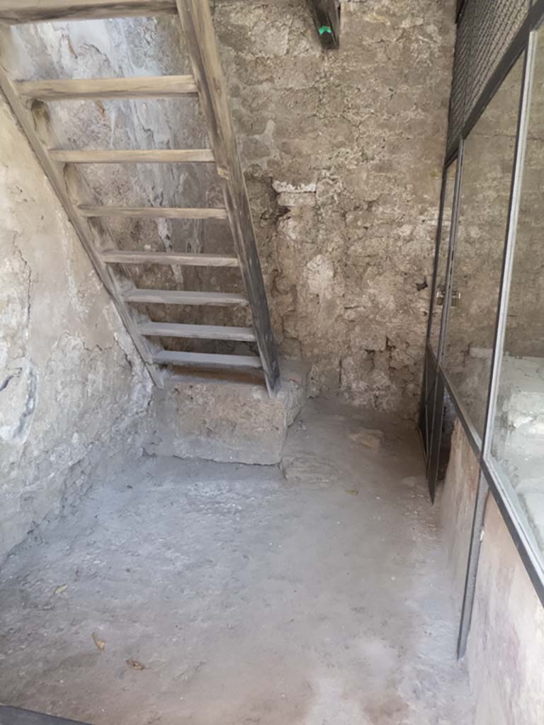 IX.11.2 Pompeii. September 2017. Modern wooden steps to upper floor.
Foto Annette Haug, ERC Grant 681269 DÉCOR.