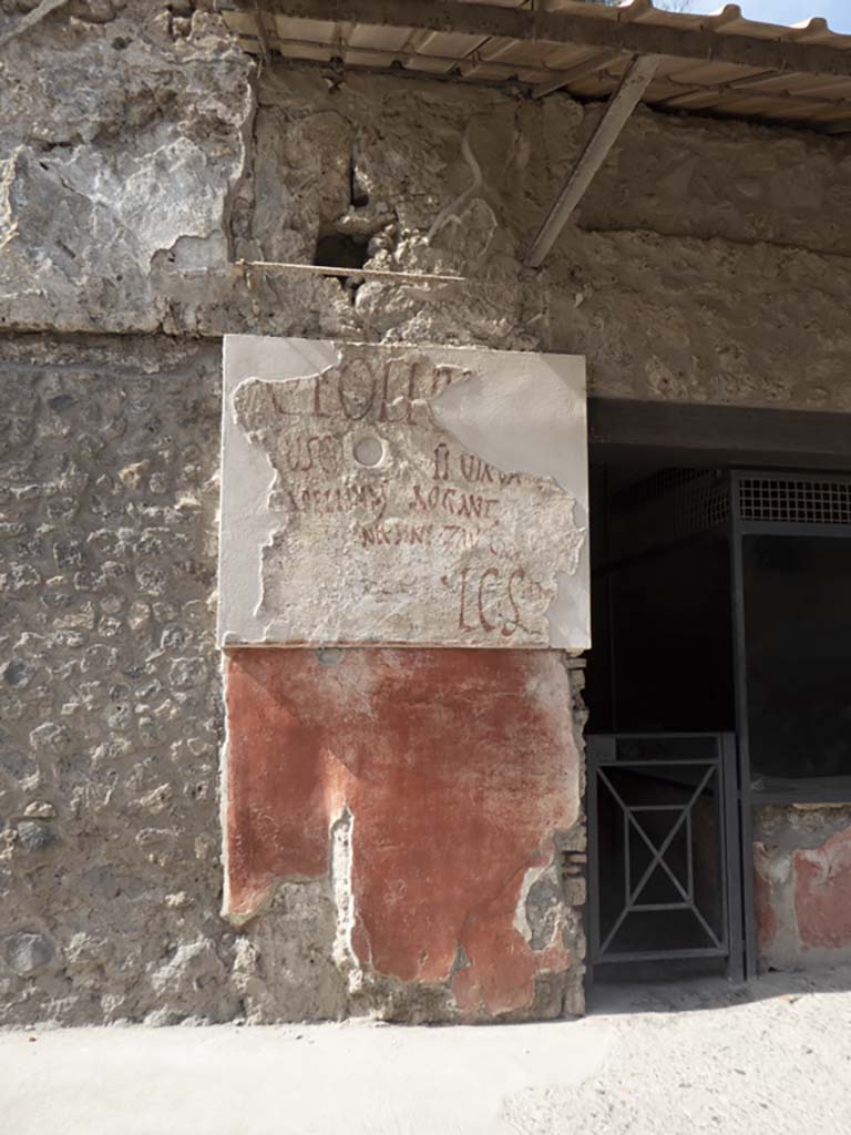 IX.11.2 Pompeii. September 2017. Graffiti on west side of doorway.
Foto Annette Haug, ERC Grant 681269 DÉCOR.