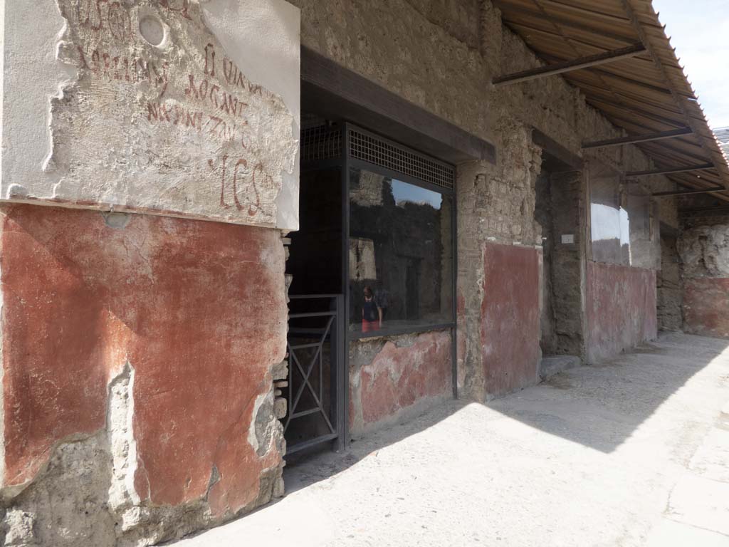 IX.11.2-4 Pompeii. September 2017. Looking east along front façade with doorways and graffiti.
Foto Annette Haug, ERC Grant 681269 DÉCOR.