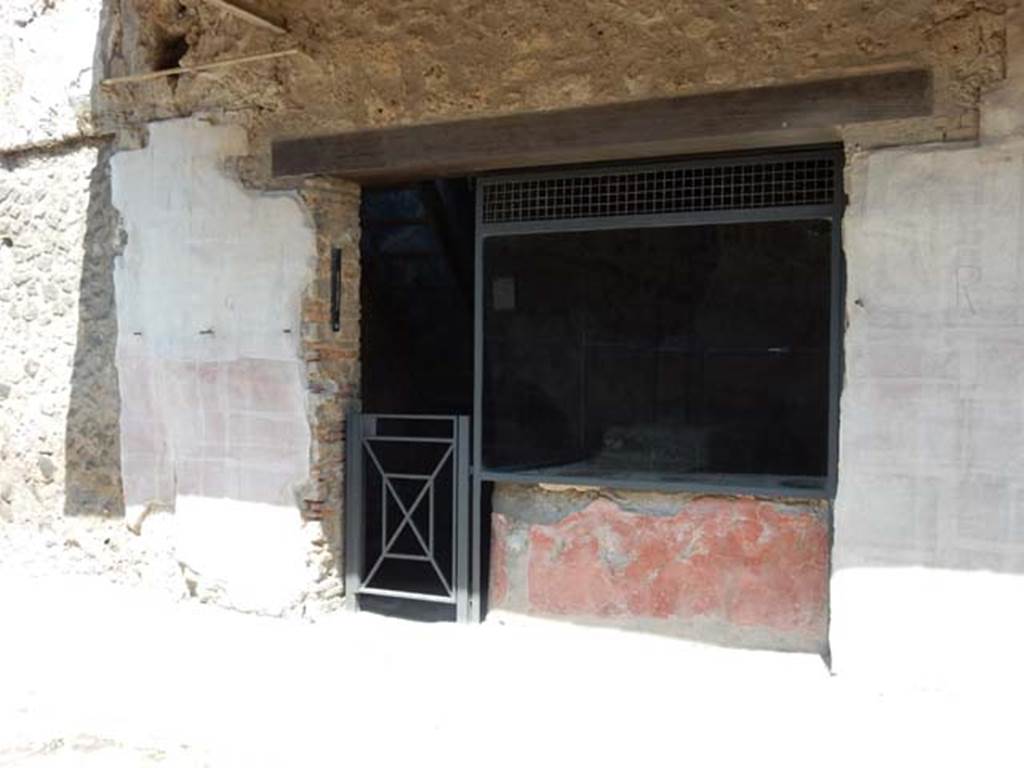 IX.11.2 Pompeii. May 2016. Looking towards doorway on north side of Via dell’Abbondanza. Photo courtesy of Buzz Ferebee.